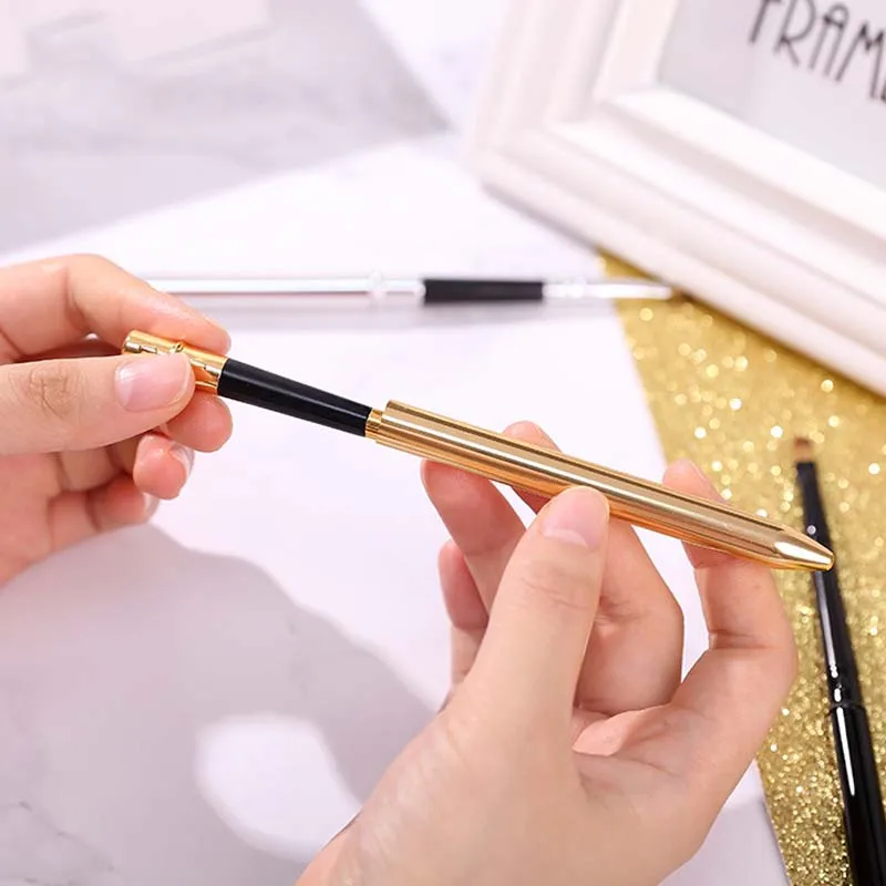 Cień do powiek Podkład Szminka Pędzel do makijażu Przenośny metalowy uchwyt Wysuwany włókno Miękki pędzel do ust z osłonką Narzędzie kosmetyczne
