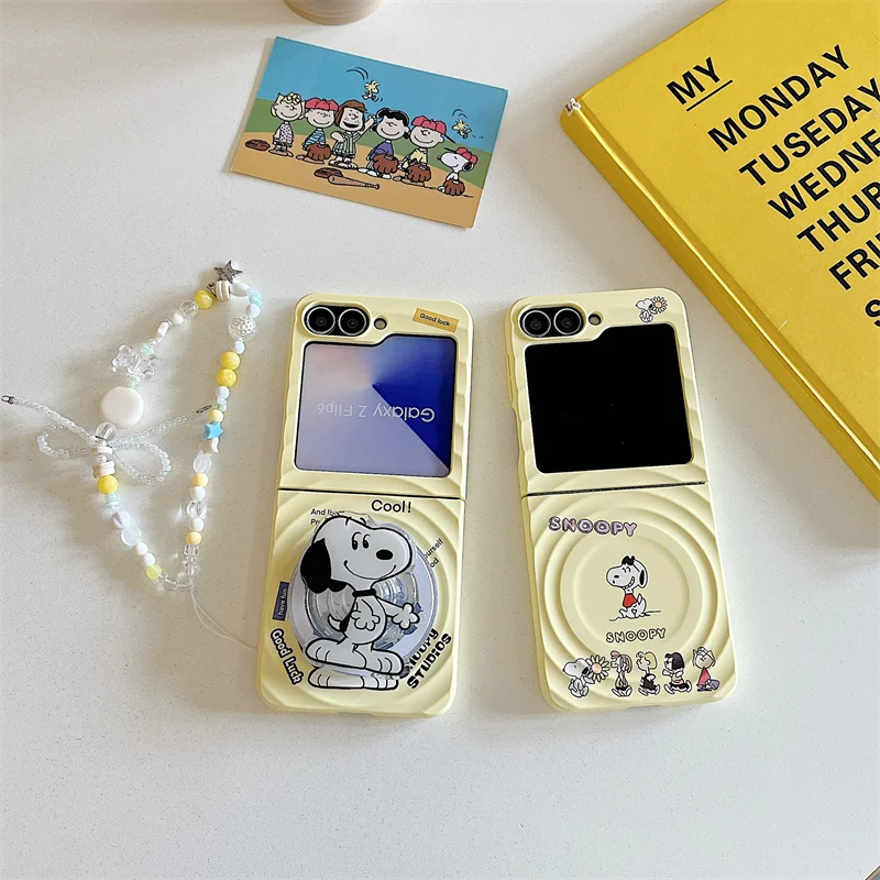 

Cute cartoon Snoopy peanut Happy Family Charlie Brown Magsafe Wireless Charge Case For Z Flip 5 6 Funny Snoopy Magnetic Holder
