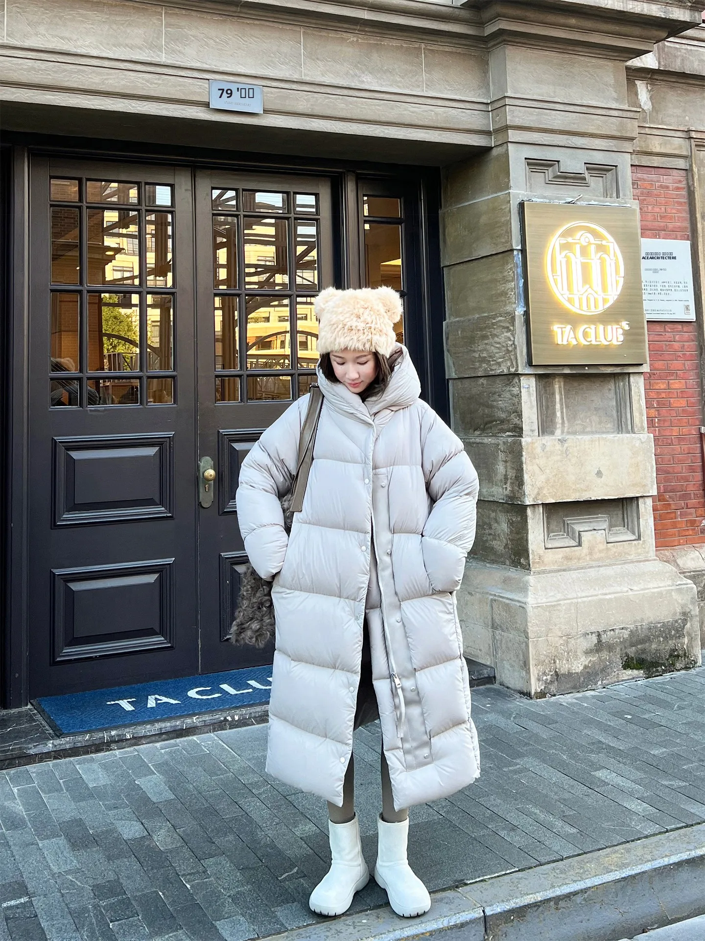 جاكيت نسائي طويل منفوخ بغطاء رأس، محشو بريش البط الأبيض بنسبة 90%، دافئ للشتاء، عصري