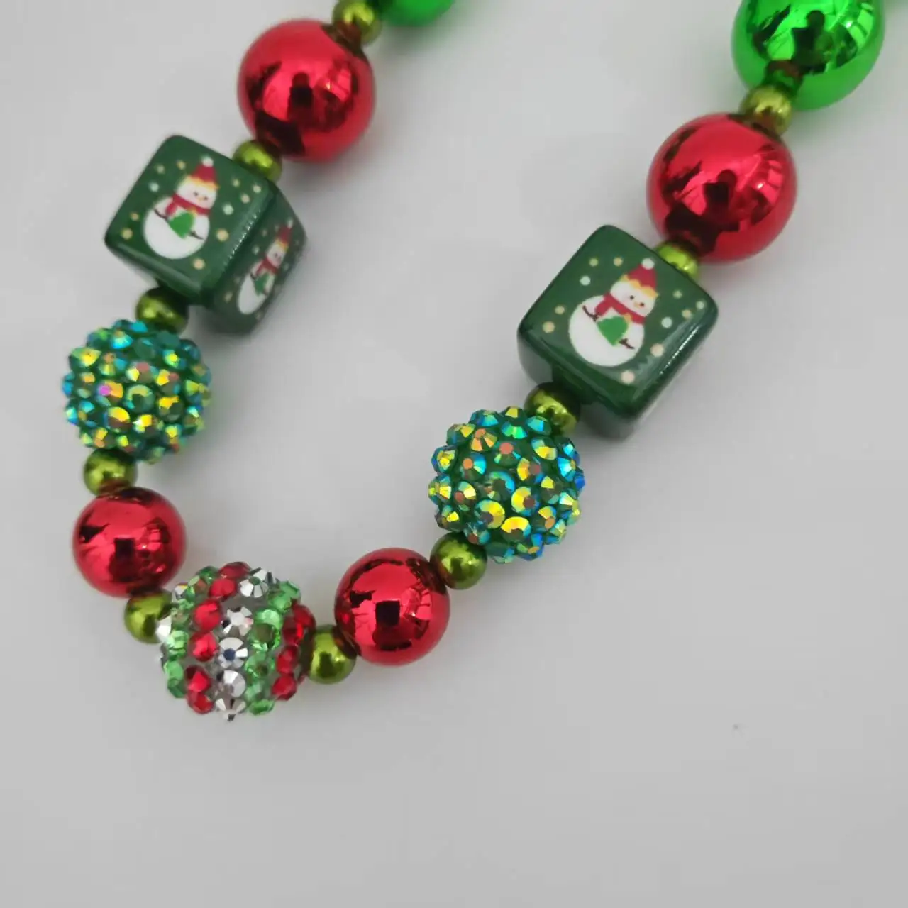 Rote und grüne glänzende Perlen Halskette Schneemann Design Winter Urlaub Schmuck Kinder Weihnachten handgemachte Halskette Geschenke