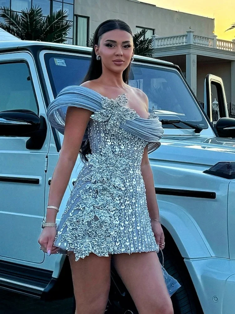 Luxuriöses schulterfreies silbernes Paillettenkleid mit Blumenverzierungen – elegantes Abendkleid für Cocktailpartys und Hochzeiten