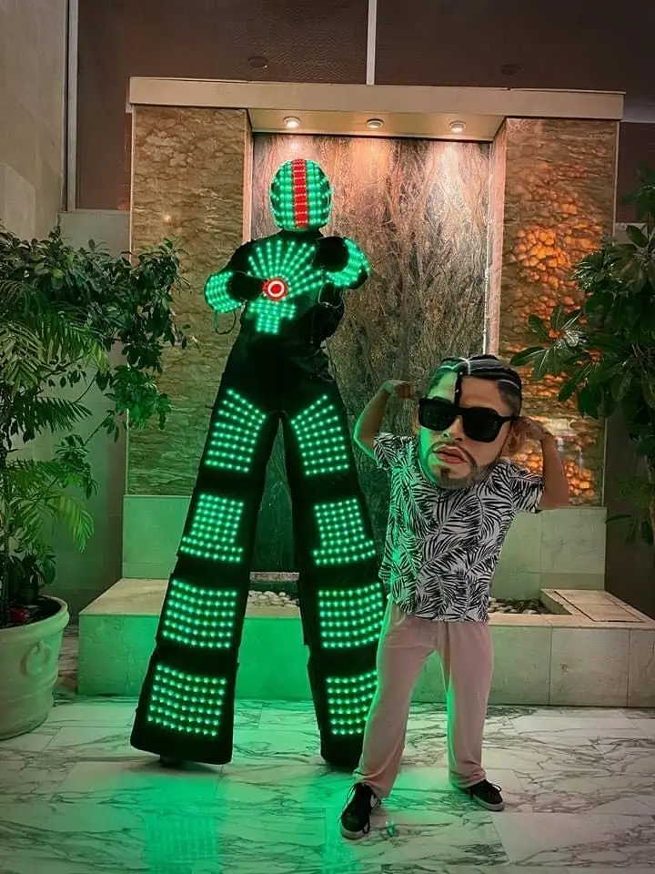 Traje de Robot andador con zancos LED, traje para espectáculo de baile, eventos, vacaciones con múltiples modos, gran oferta