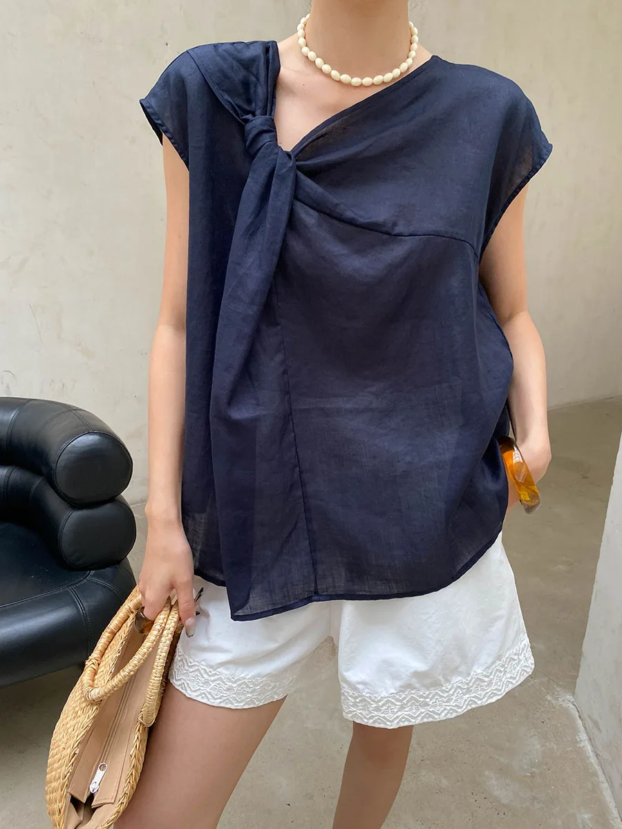 Sommerliches Damen-Shirt in unregelmäßiger, einfarbiger Ausführung mit gedrehten, lockeren und schmal geschnittenen Ärmeln. – Detail 18
