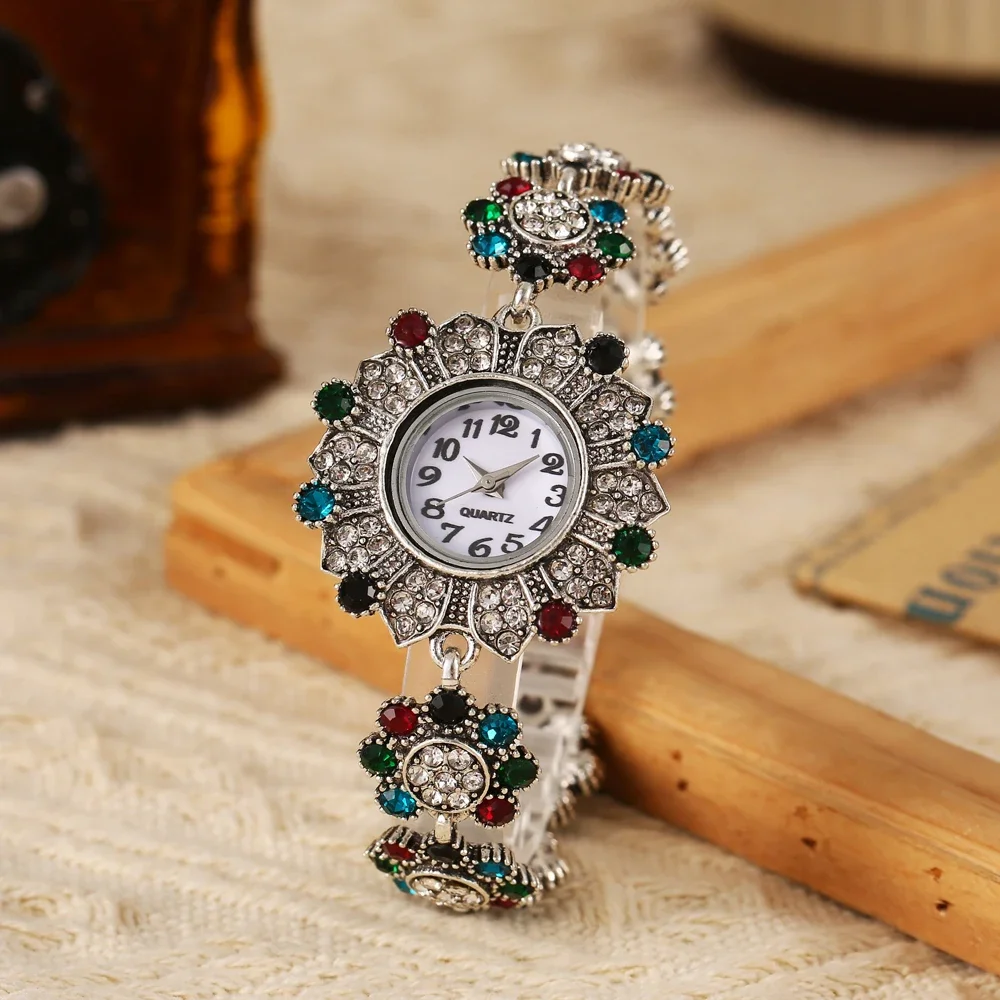 سوار ساعة نسائية جديدة، ساعة نسائية لون الماس حزام فولاذي مدمج على الموضة