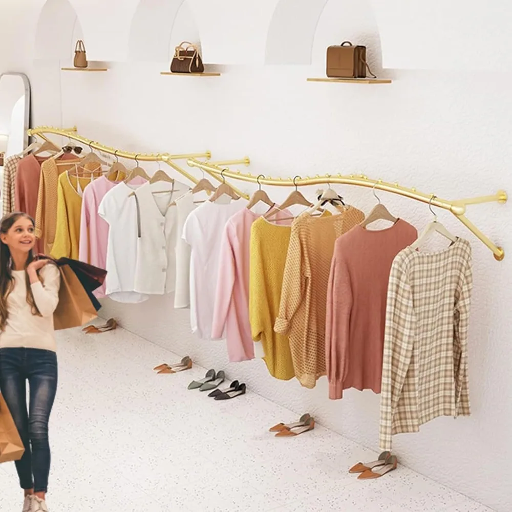 رفوف الملابس البوتيكية المثبتة على الحائط لعرض الأدوات المنزلية والملابس في متاجر البيع بالتجزئة