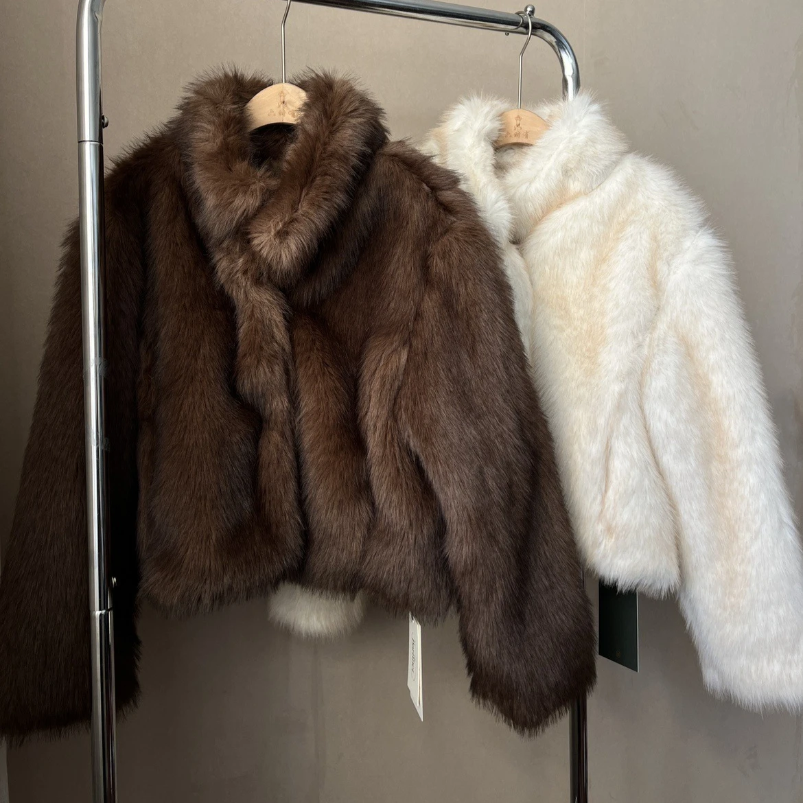 レディース フェイクフォックスファーコート ショートファージャケット 無地 スタンドカラー 長袖 隠しボタン 厚手 ゆったり カジュアル 2025 秋冬