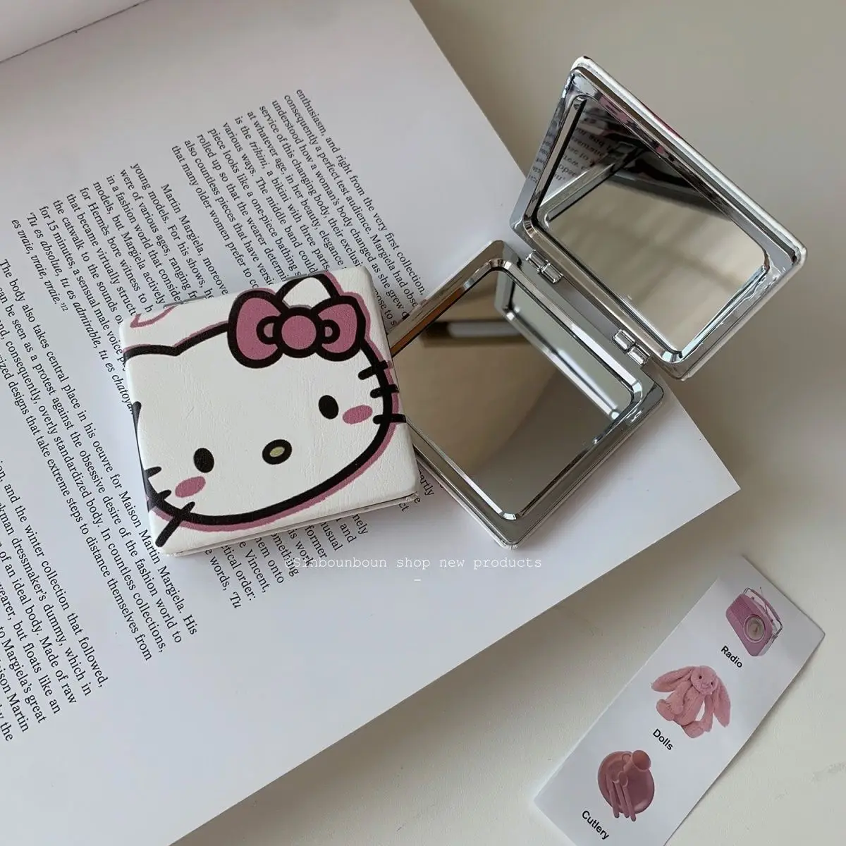 Portátil dobrável kitty espelho compacto dupla face bonito design dos desenhos animados espelho de maquiagem feminino para idades de beleza em movimento