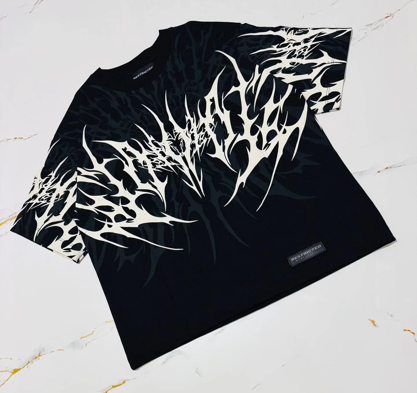 Y2K Cyberpunk Gothic T-Shirt mit Edgy Dornen-Textur-Print aus Reiner Baumwolle, Streetwear-Mode Grafik-T-Shirt im Urbanen Stil mit Komfortabler Passform – Detail 9