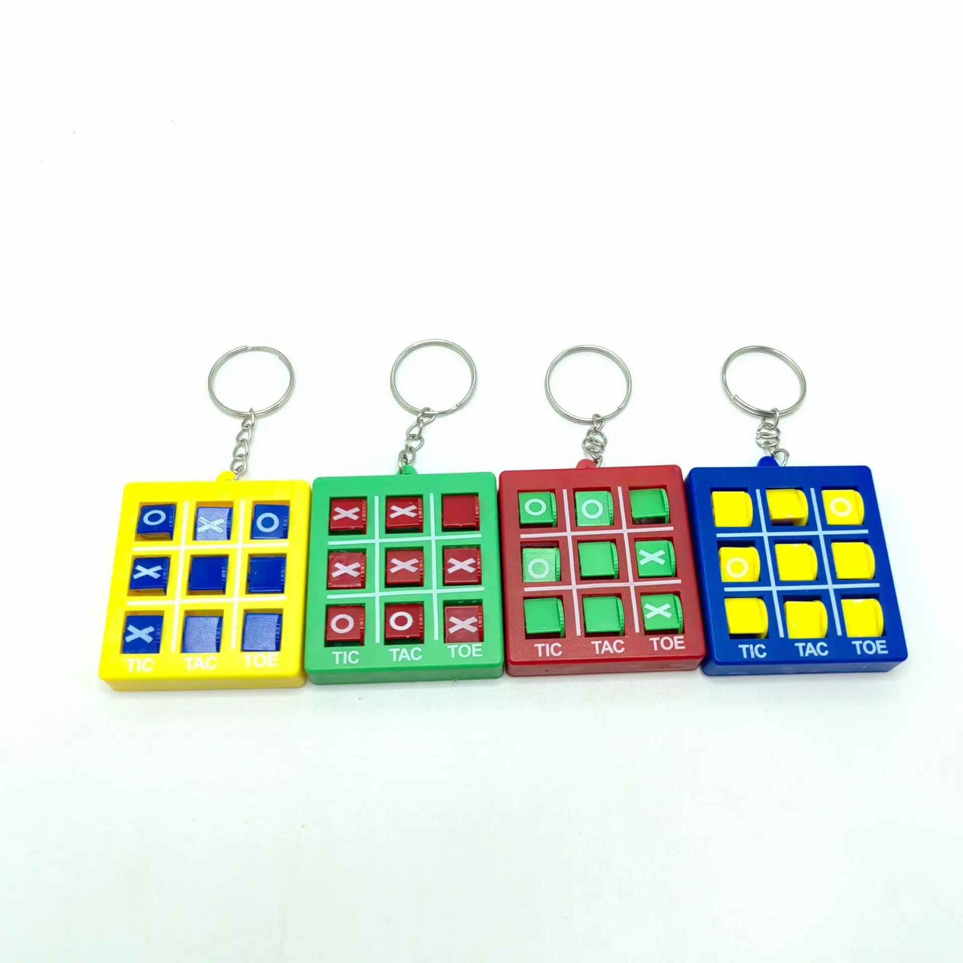 1pcs มินิการ์ตูนที่มีสีสัน XO Tic Tac Toe พวงกุญแจเด็กปริศนาเกมของเล่นสร้างสรรค์หมากรุกพลาสติกสามชิ้นหมากรุกของเล่น