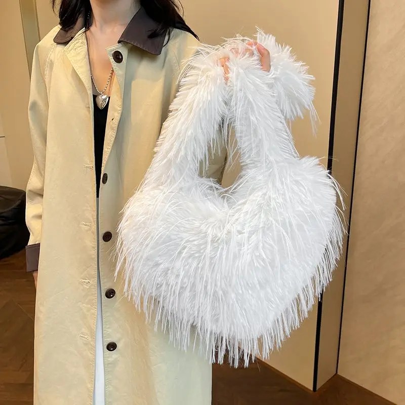 

2024 autumn/winter new matching style, niche personality, fashionable temperament, versatile white fur hand-held armpit bag