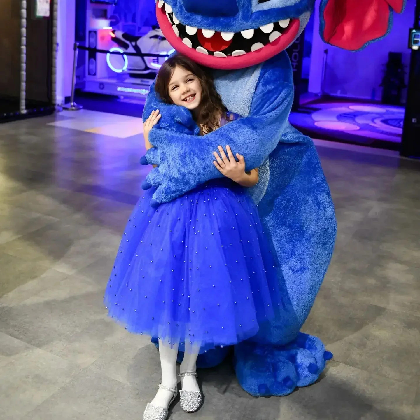 Gaun Gadis Bunga Biru Royal untuk Pernikahan Gaun Pertunjukan Pesta Ulang Tahun Pemotretan Kerah Persegi Mutiara Tulle Disesuaikan