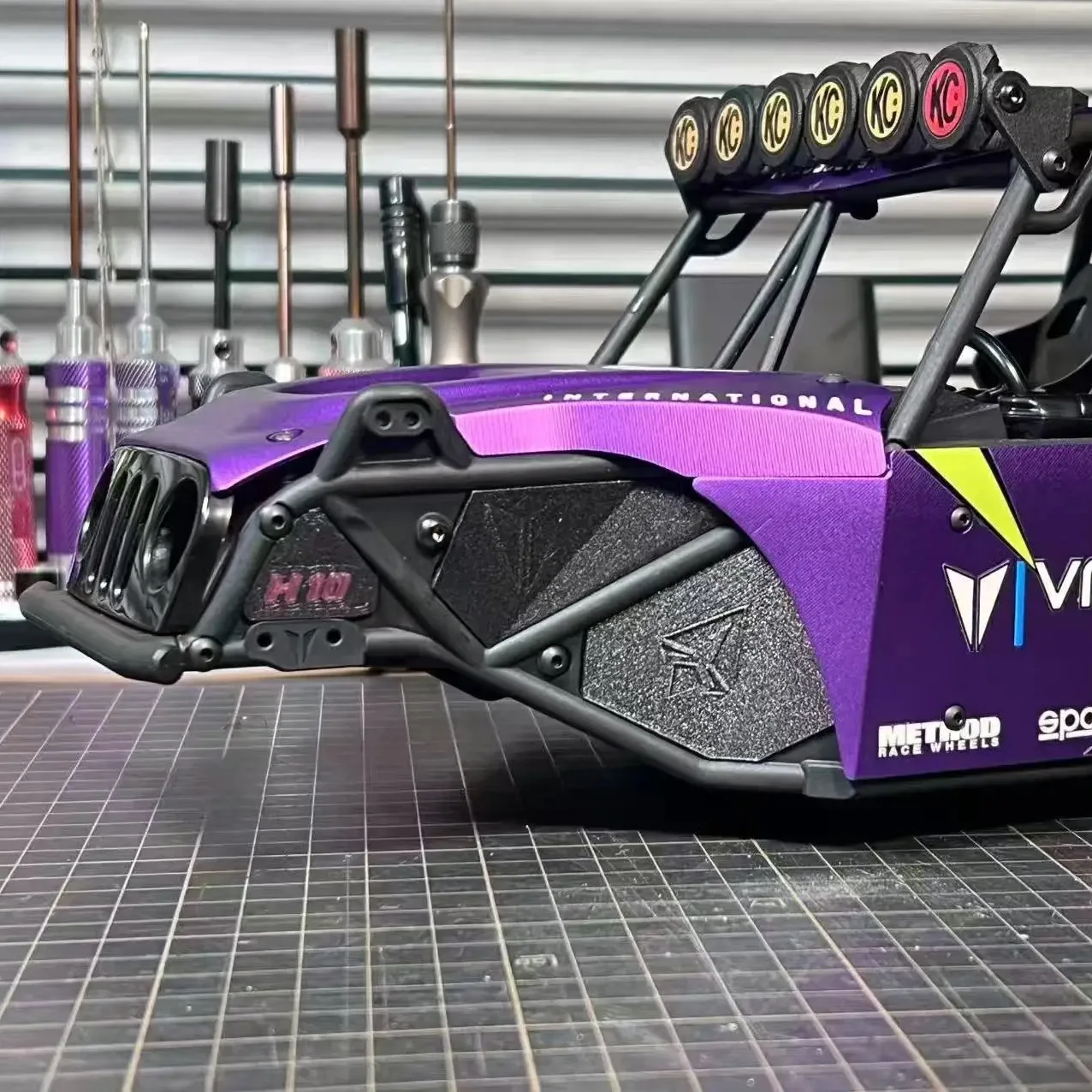 

For vanquish H10 OPTIC FRONT FENDER，NSTALLATION INTO THE CAGE IN AN IN-BUILT MANNER