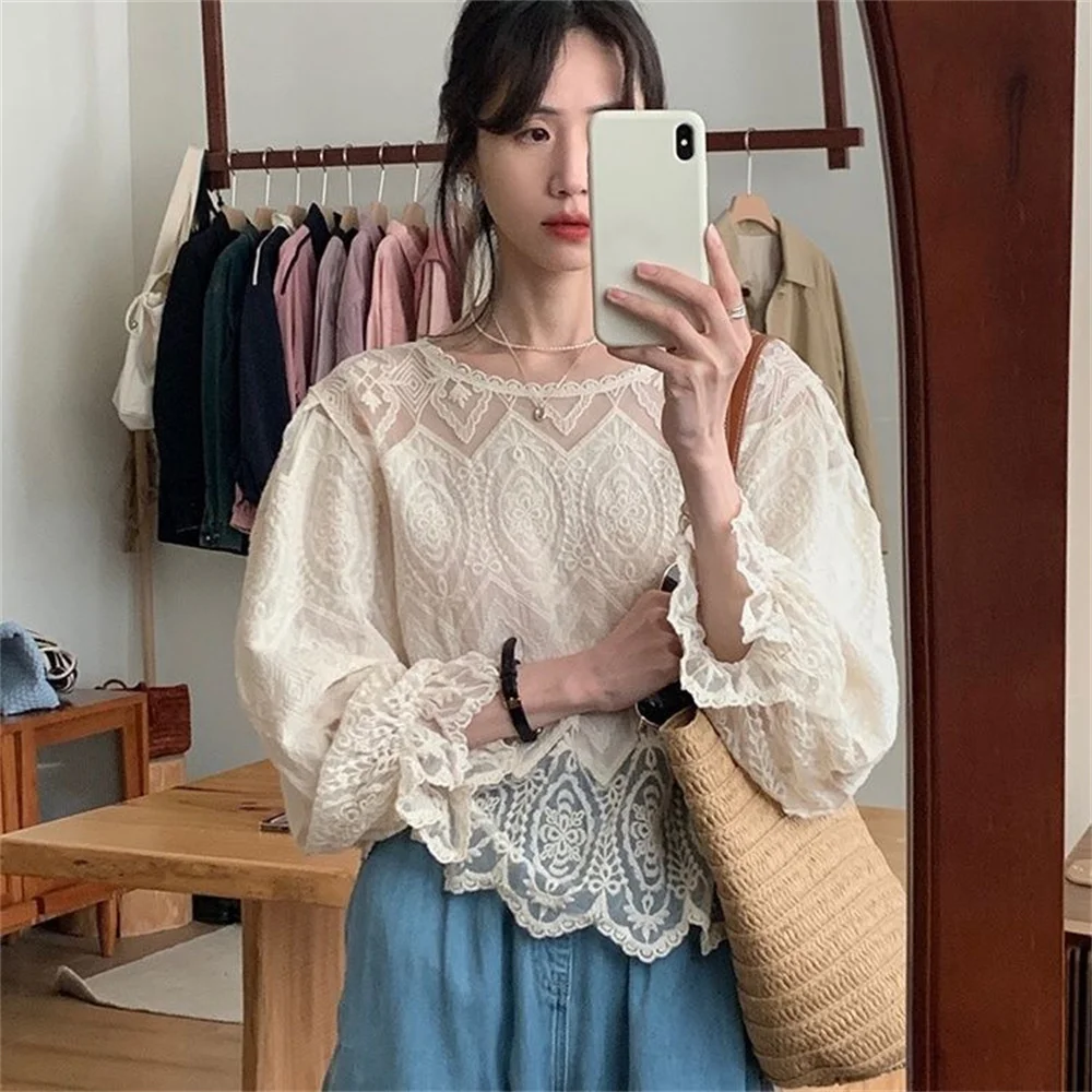 Camicetta estiva stile francese Top da donna all'uncinetto 2025 Nuovo scava fuori manica lunga O-Collo Casual Beach coreano Top Camicie femminili