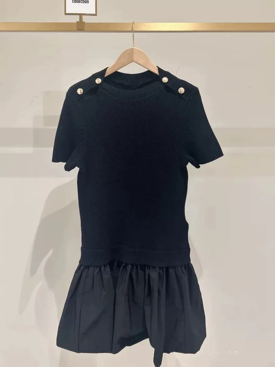 

Платье M Home ранневесеннее 2026 с круглым вырезом, на пуговицах, с коротким рукавом, вязаное, с пышной юбкой, черное, повседневное, с завышенной талией, средней эластичности