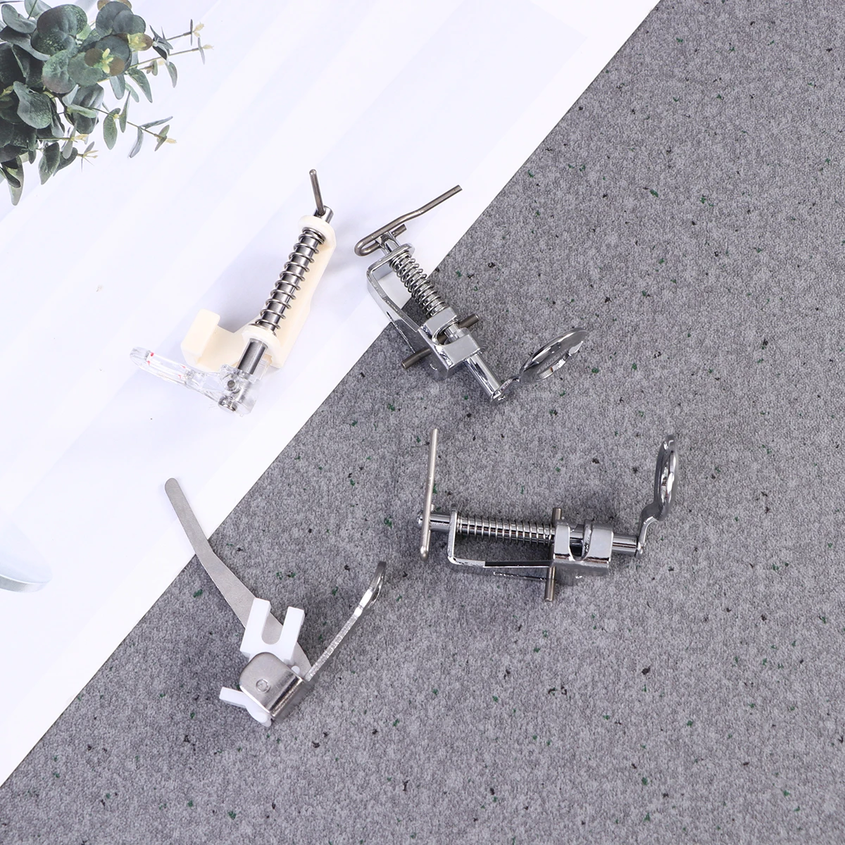 4 قطعة ماكينة خياطة قطعة قدم الضغط في ماكينة الخياطة مجموعة مفتوحة إغلاق اصبع القدم المعدنية اللحف التطريز القدم للحركة الحرة العالمي منخفضة عرقوب صالح