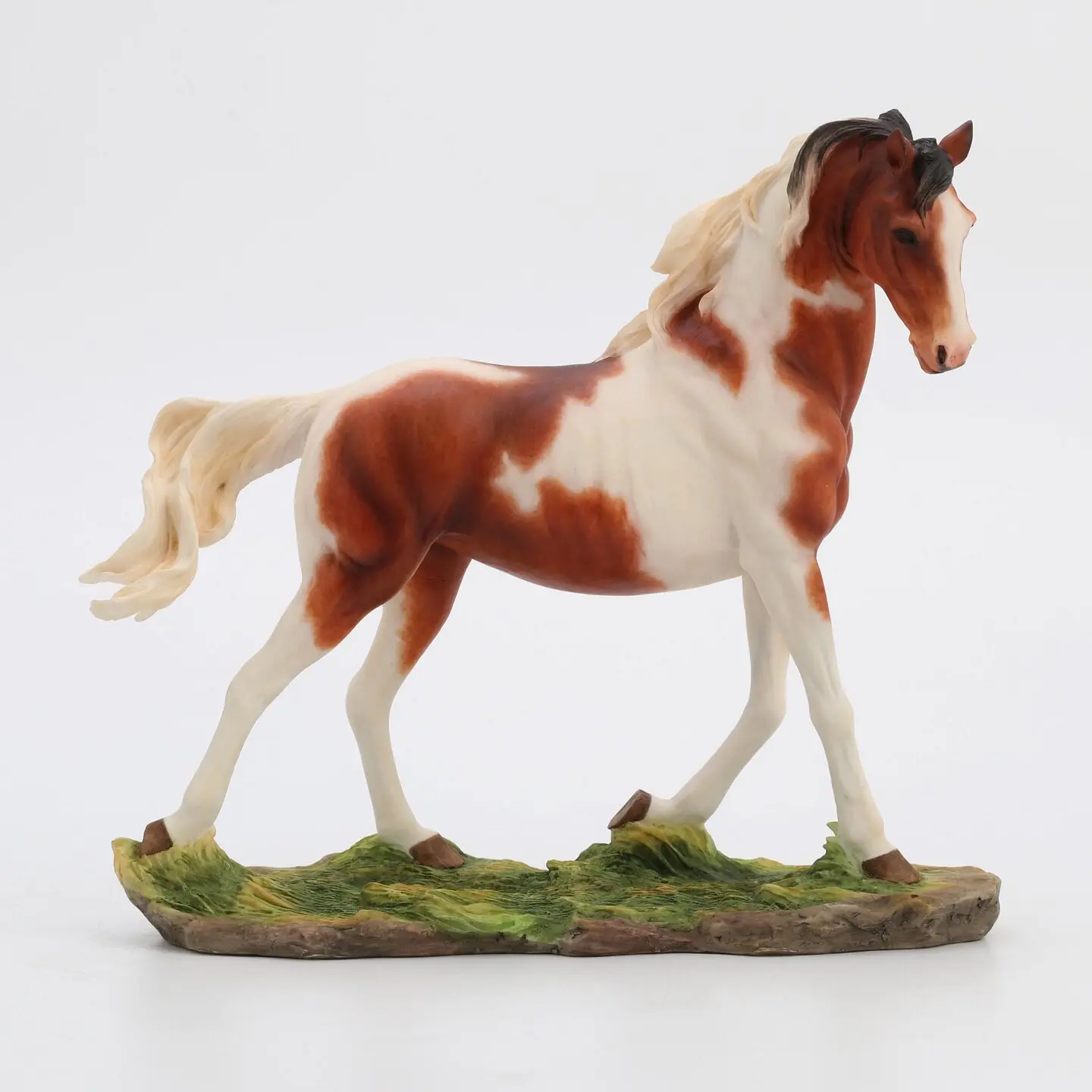 Walking Brown White Pinto Horse Figurine Realistic Patchwork Steed Resin Statue Grass Base Equine Animal Home Decor Ornament
