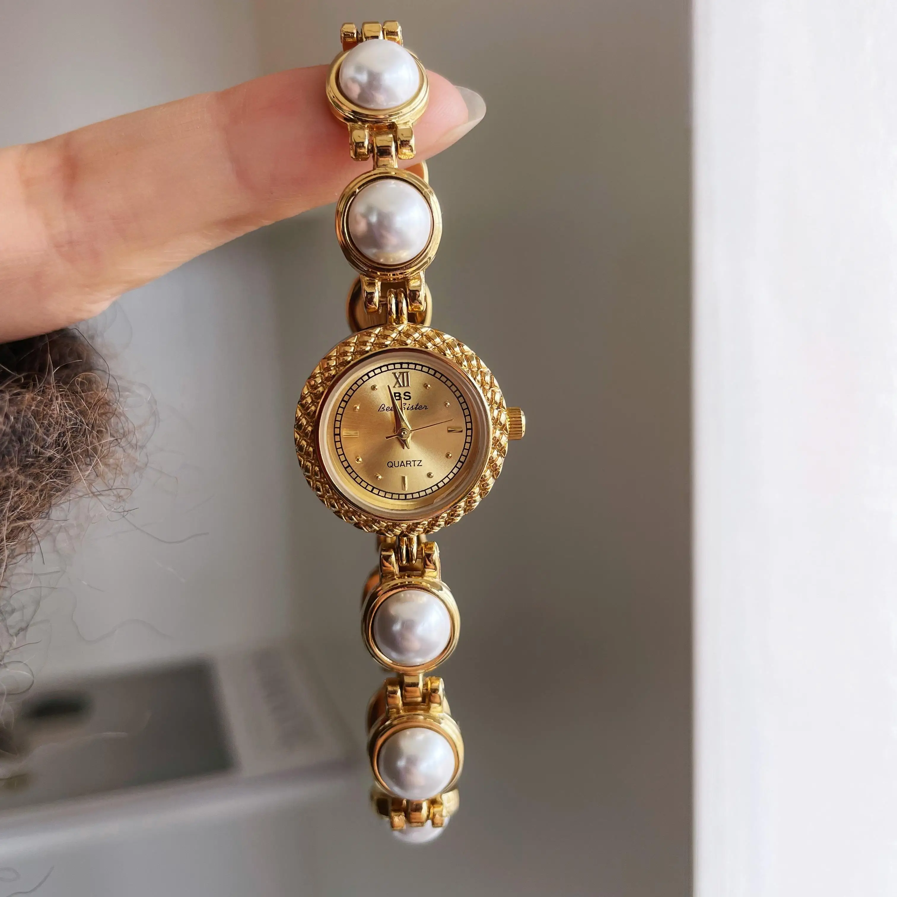 Retro-style, elegant, pearl bracelet watch for women; fashionable women's watch; birthday gift; watch accessory; women's gift.