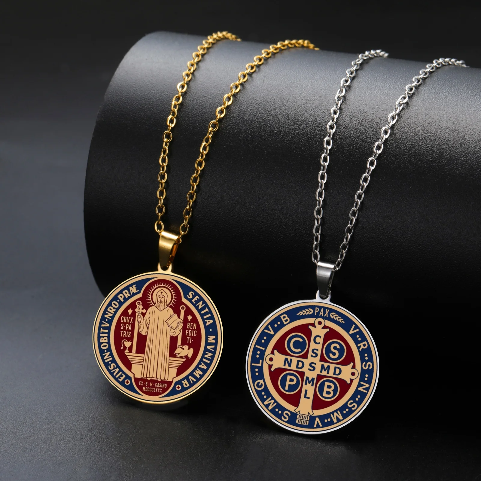 Jeshayuan Collar de San Benito de doble cara El ST. Collar con medalla de bento, símbolo cristiano de puertas abiertas, llavero para hombres