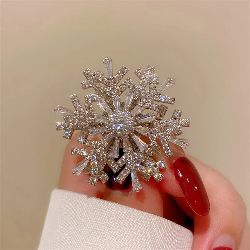 Fashion Snowflake Zirconia Rotatable Brooch Super Beauty Senior Sense Three-dimensional Corsage Temperament Clothing Accessories