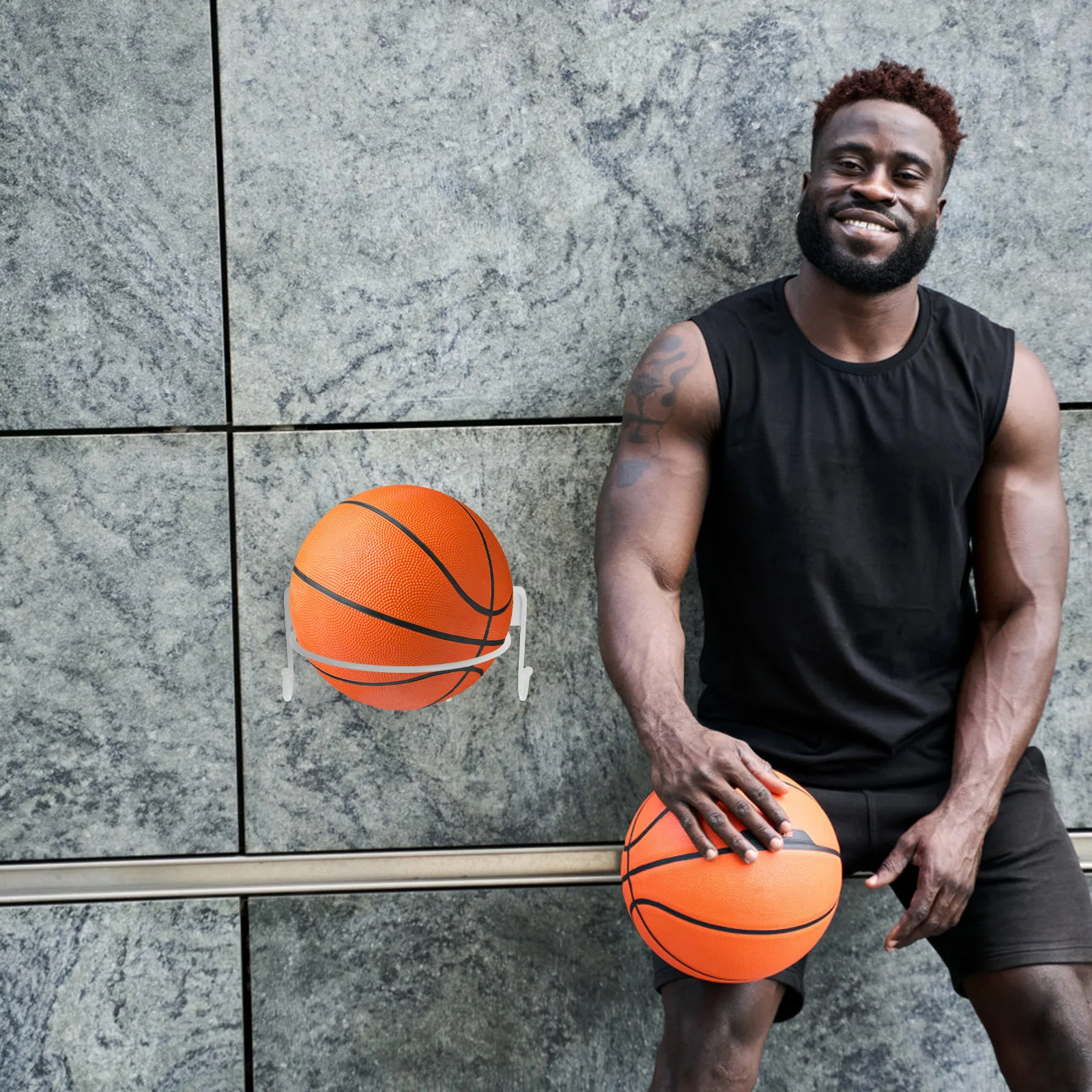 قطعة واحدة من رف تخزين الكرة المثبت على الحائط من الحديد القوي، خطاف لاصق سهل التركيب لحامل كرة السلة مع خطاف