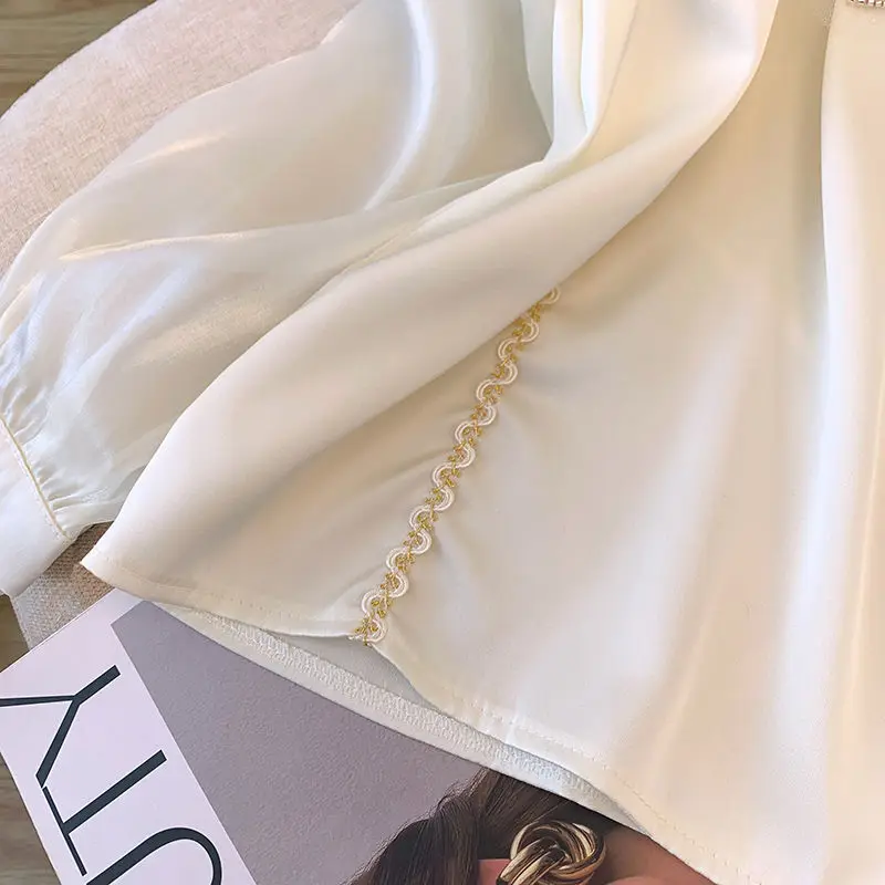 자수 비즈와 버클이 있는 수정된 치파오 새틴 긴팔 셔츠