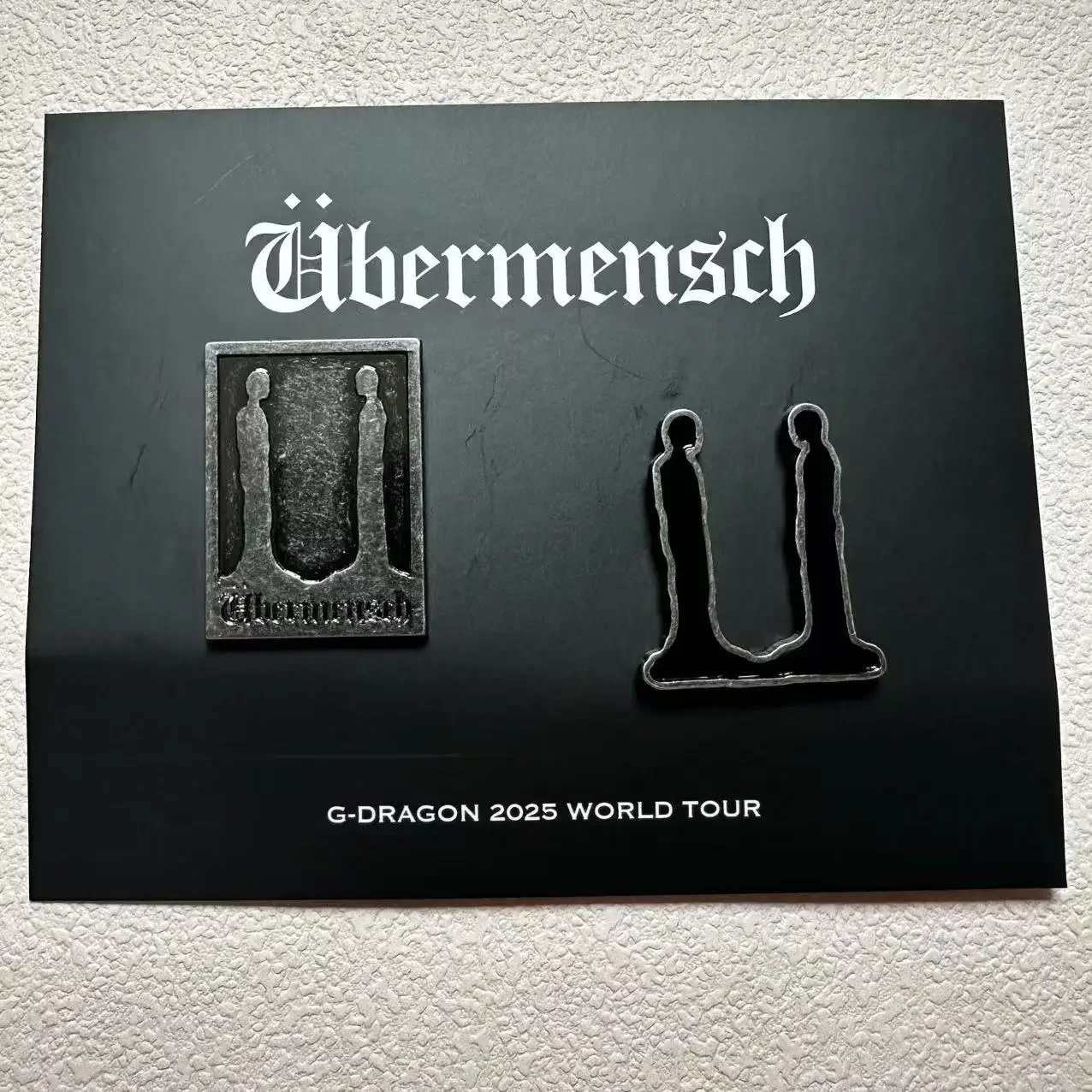 Kpop G-DRAGON 2025 جولة حول العالم دبابيس Overmensch الحفل شارة بروش قبعة دبابيس Bigbang GD بطاقات الصور بطاقة بريدية المشجعين الهدايا