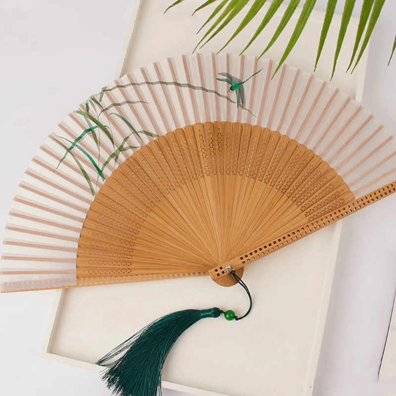 Eleganter chinesischer Faltfächer mit seidenartigem Stoff, ideal für Fotoshootings und traditionelle Kostüme. Handgefertigter Fächer, 3XUF. – Detail 1