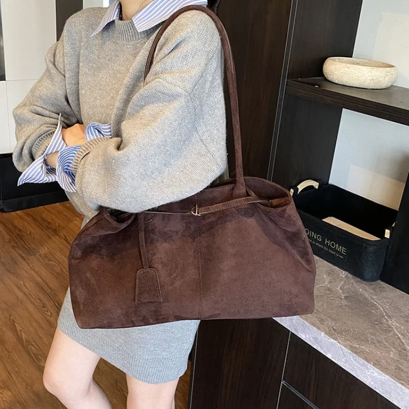 

Top-Tier Women's Messenger Bag Made Of Bobcat-Print Leather Boasting Trendy Ireland Neat Spacious Daily Look