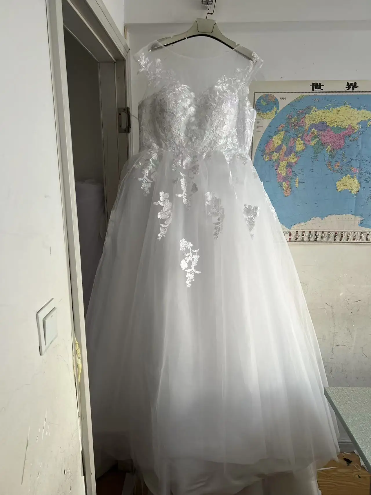 Robes de mariée A-ligne personnalisées, robe de mariée de plage blanche, col en V, appliques, dentelle dans le dos, patients, quel que soit le train de balayage