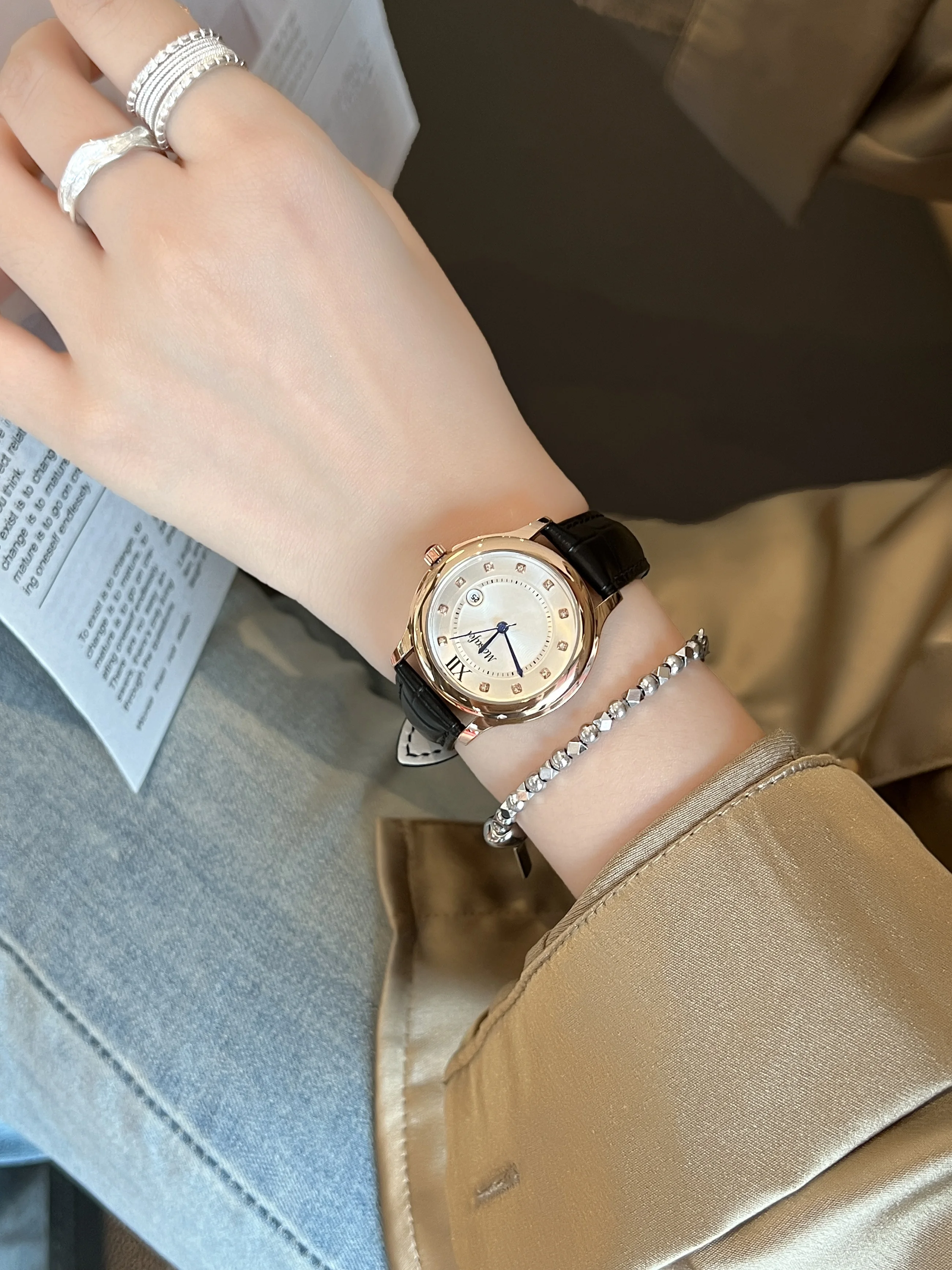 Relógio de quartzo estilo senhora com pulseira de couro balão azul