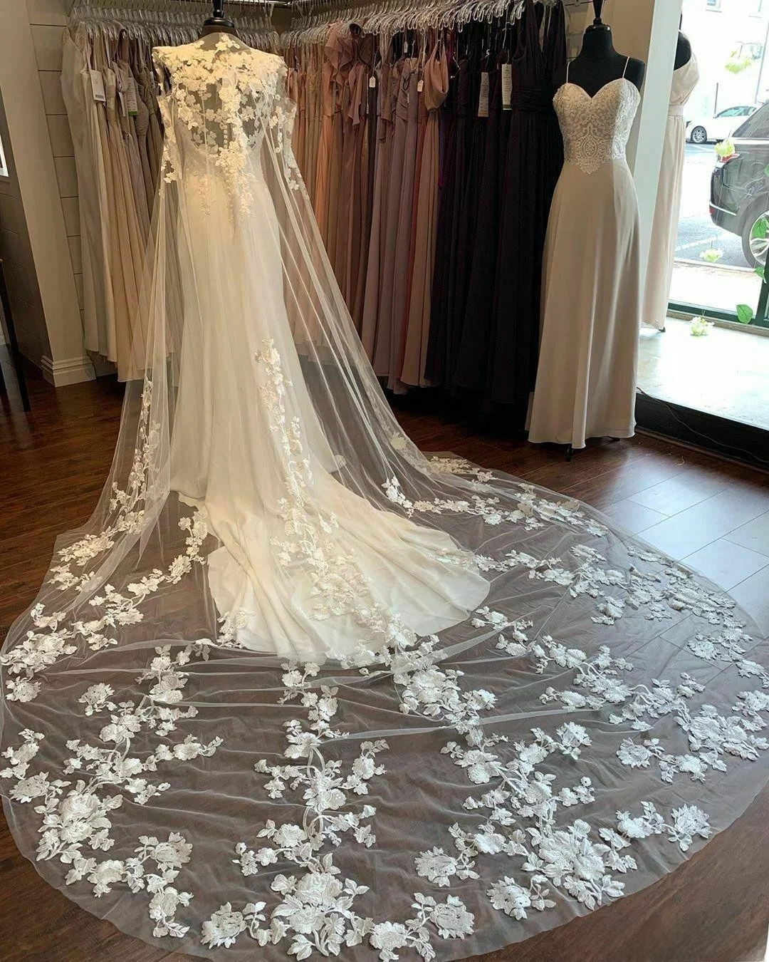

Элегантное свадебное платье из чистого белого кружева с шалью и длинным шлейфом, модное свадебное платье с дизайном на все тело для молодых женщин