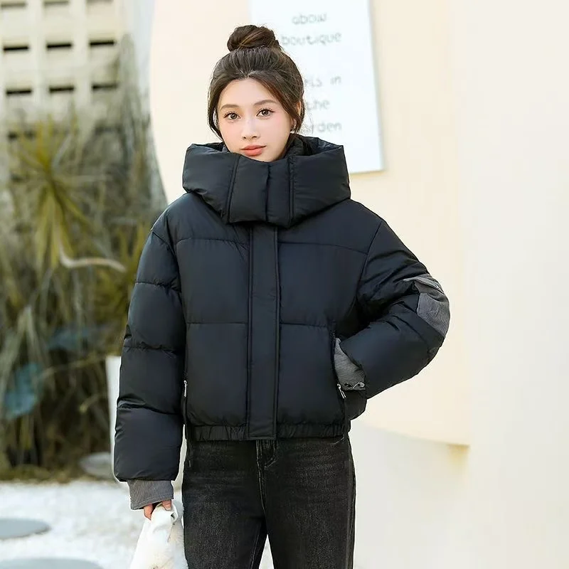 เสื้อโค้ทพาร์กาผู้หญิงแฟชั่นฤดูหนาวปี 2025 เสื้อแจ็คเก็ตบุผ้าฝ้ายแบบสั้นมีฮู้ด ดีไซน์ทันสมัย ให้ลุคหรูหราสำหรับสุภาพสตรี