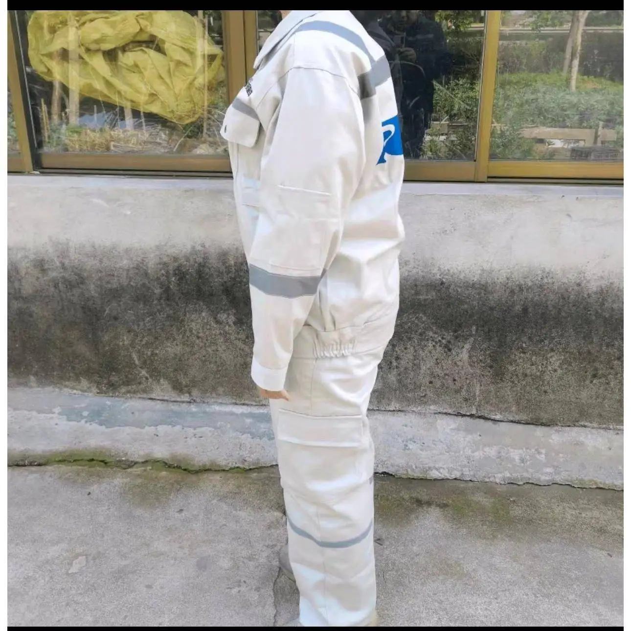 tenue-de-travail-en-coton-et-polyester-resistante-a-l'usure-confortable-et-respirante-avec-grandes-poches-pour-les-ouvriers-de-chantier-en-chine