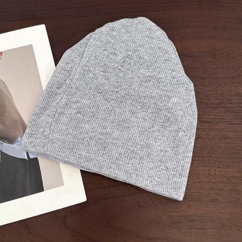 日本のニッチな花柄デザインのプルオーバーニットパイルハット、秋のストリートスタイル、万能で甘いルーズフィットのスカルビーニーキャップ（女性用）