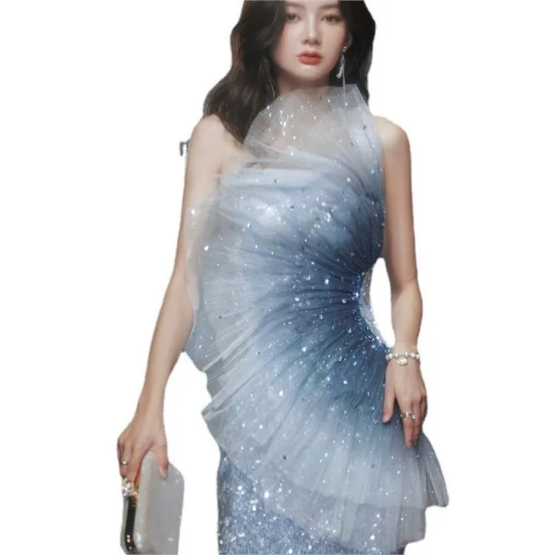 O novo senso de design hospedará um vestido de performance de passarela de rabo de peixe sem alças azul gradiente