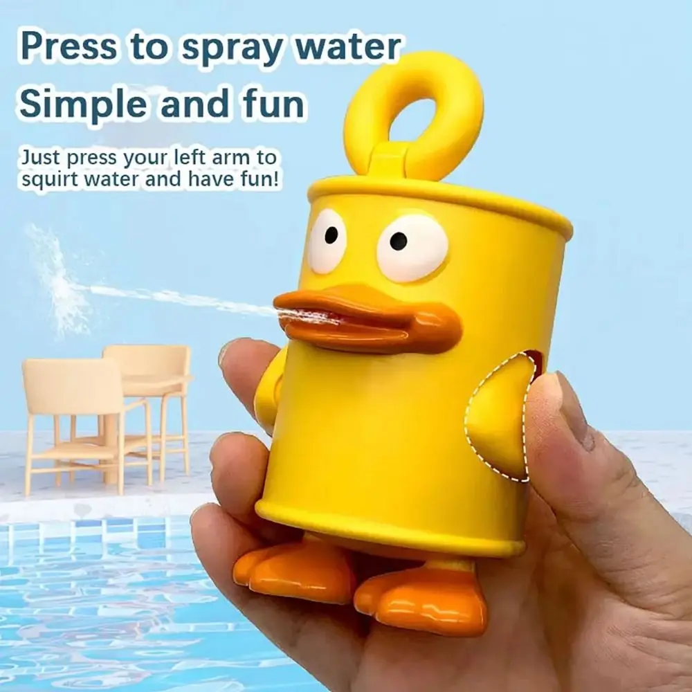 Konserven Ente Puppe Sprühen Ente Wasser Spielzeug Drücken Sie Typ Long Range Wasser Spray Spielzeug Cartoon Simulierte Pull Ring Wasser Park Spielzeug