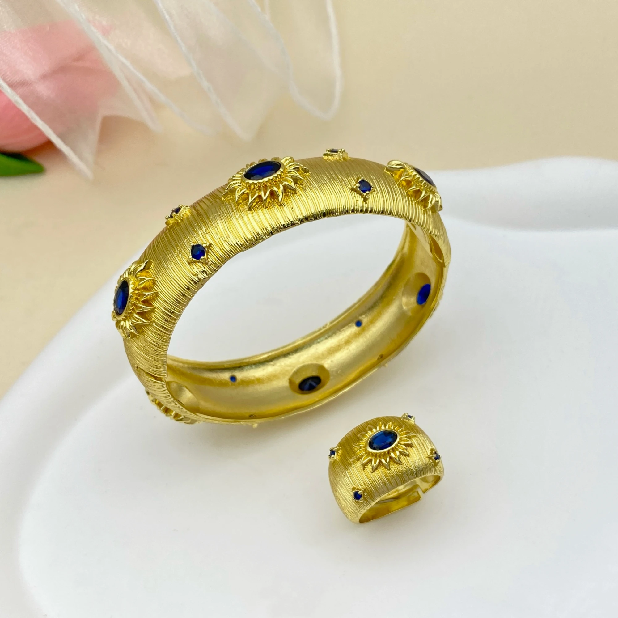 

Браслет с сапфировым синим цирконом, ювелирные изделия, винтажный дизайн, блестящий овальный сапфир, инкрустация цирконом, роскошный королевский стиль для женщин, комплект