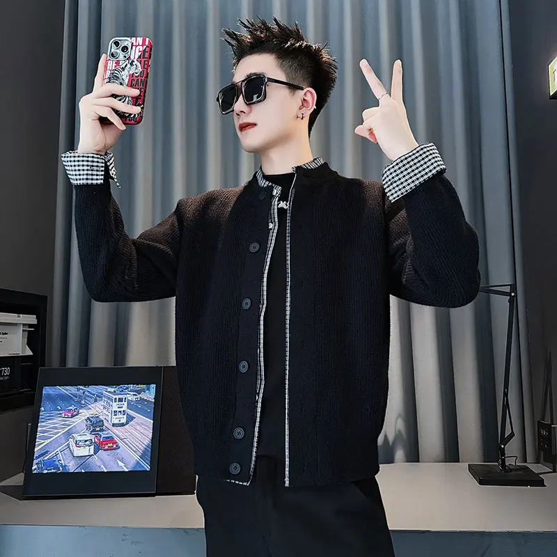 เสื้อสเวตเตอร์คาร์ดิแกนผู้ชายแบบสองชิ้นปลอมสำหรับฤดูใบไม้ร่วงและฤดูหนาว เสื้อถักคอตั้ง กระดุมแถวเดียว สไตล์ลำลองและธุรกิจ