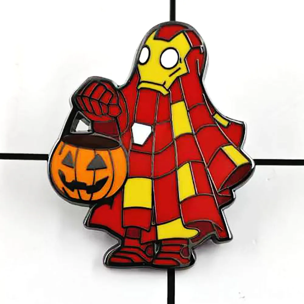 Broche de dibujos animados de cesta de fruta de caramelo de calabaza, personaje de Anime clásico, capa roja y amarilla, Pin esmaltado, accesorios de Collar de moda