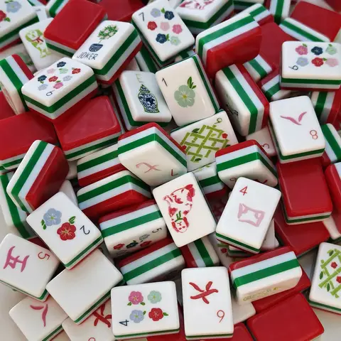 OMHJGO Four Layer Acrylic Red American Mahjong Set 160 Engraving Mahjong Tiles Portable Travel Board Game for Family Party Gifts