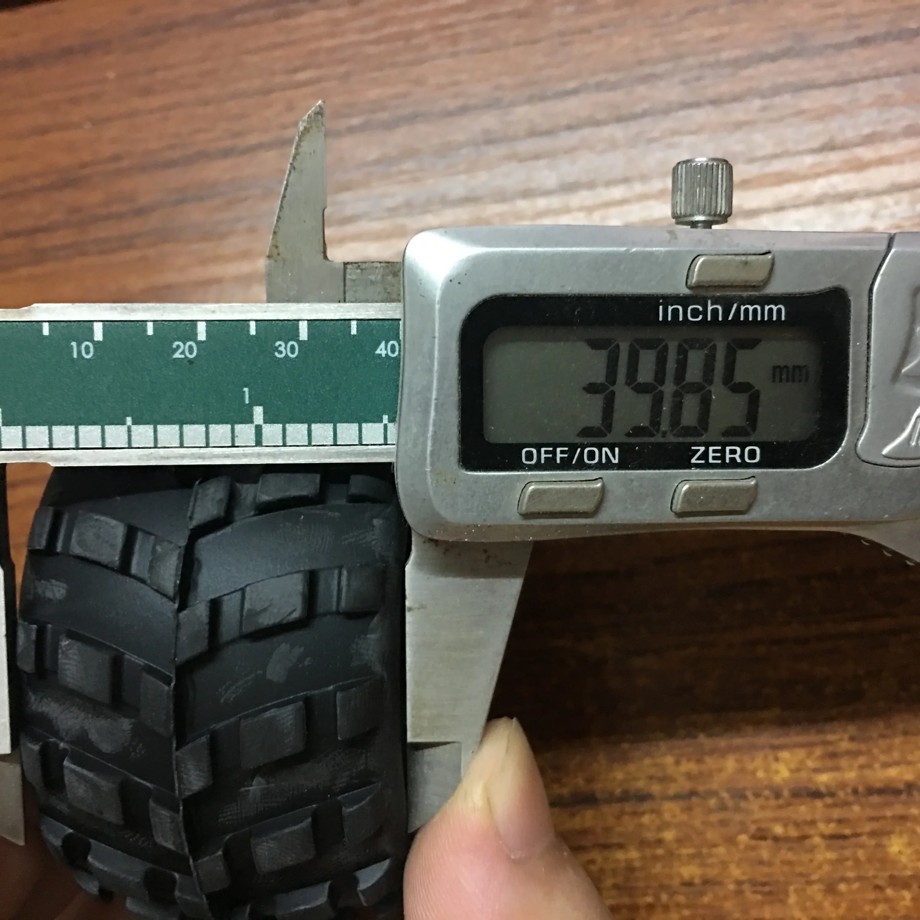 Wltoys A979タイヤ1/18 rcカースペアパーツA979-01/02アクセサリー (2左タイヤ + 2右タイヤ)