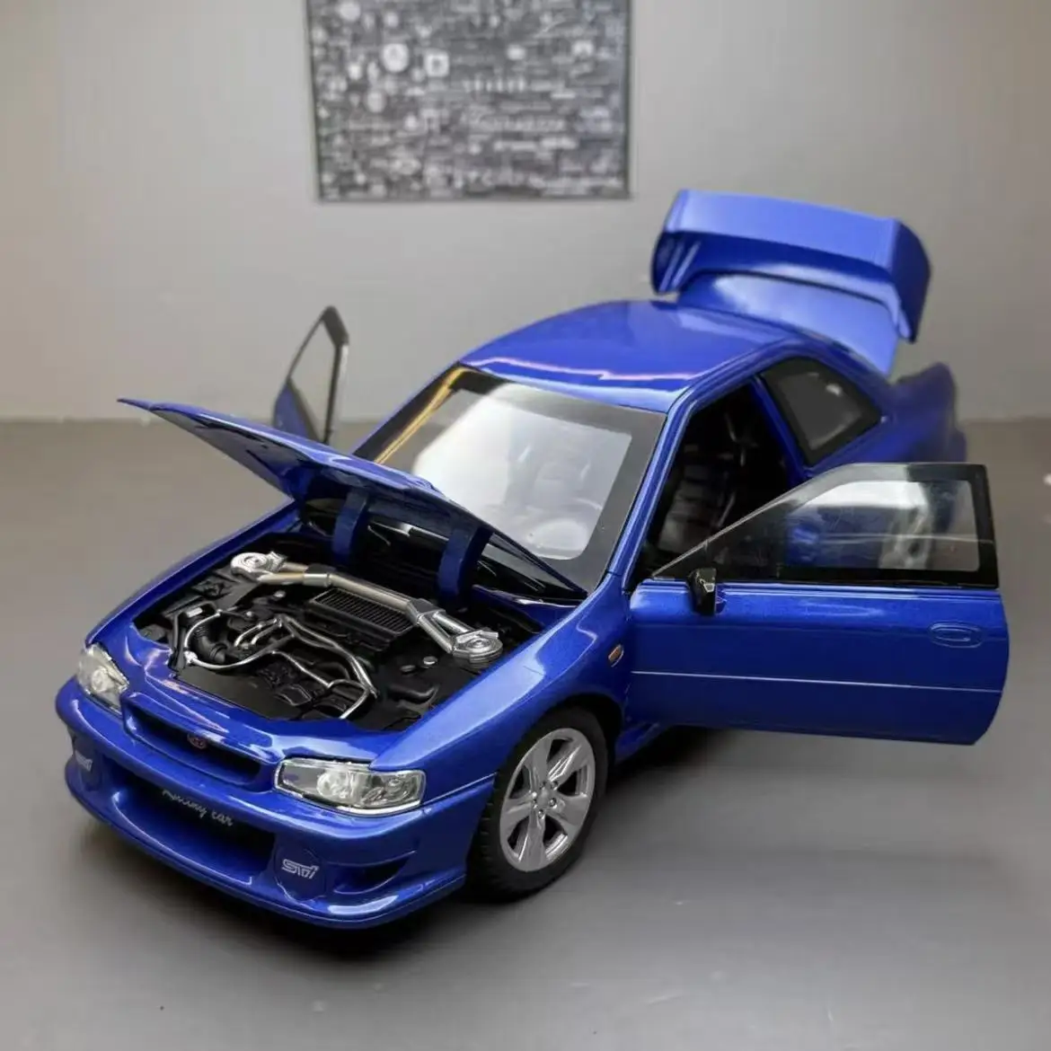 

Модель спортивного автомобиля Subaru ST из литого сплава в масштабе 1:24 с функцией отката, звуком и светом — незаменимая игрушка для любителей автомобилей, подарок для подростков.