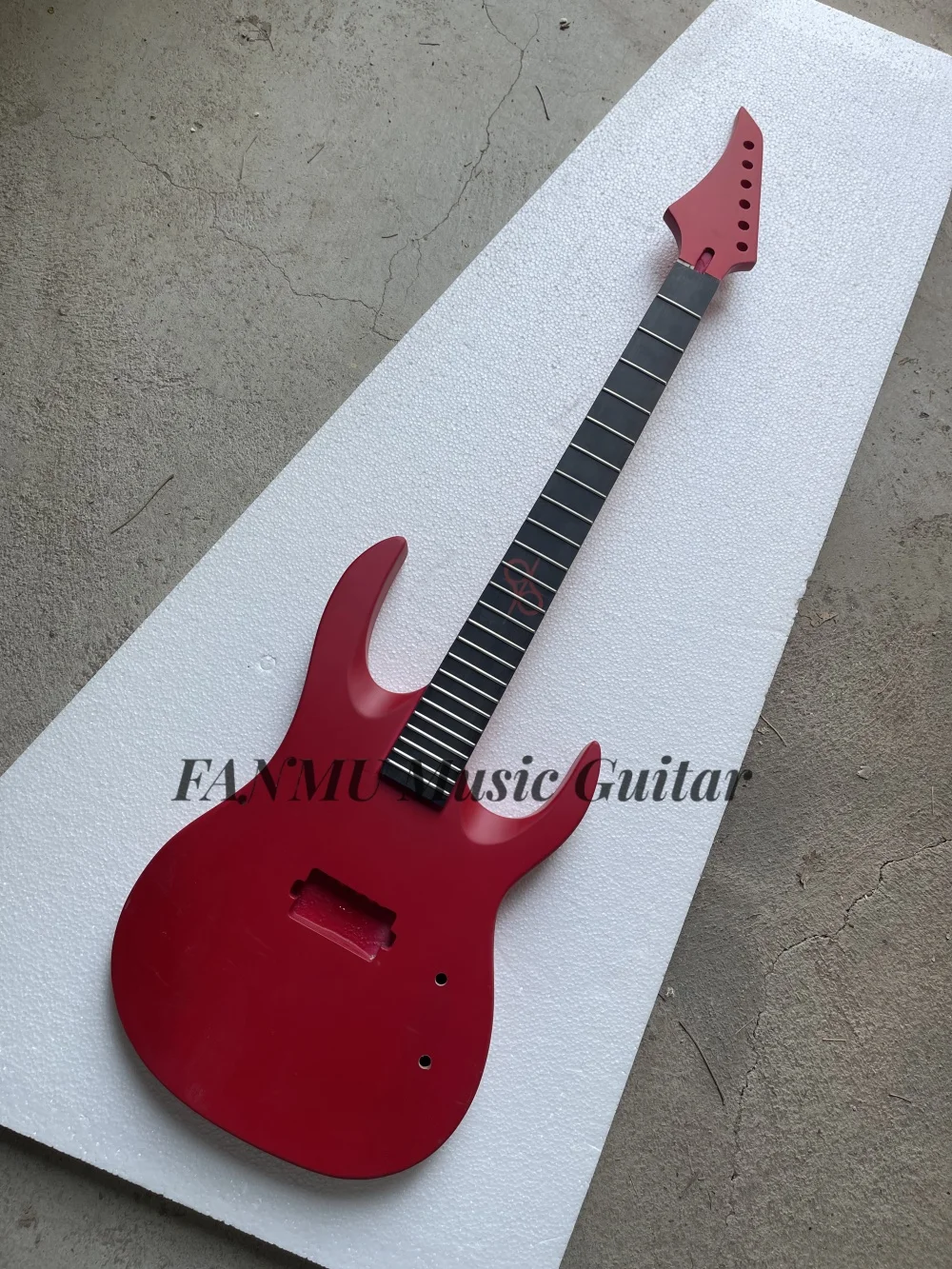 Matte Red guitar, black fixed bridge, HH pickups, maple neck Set In solid wood body, black tuner, 12 frets inlaid solar, factory
