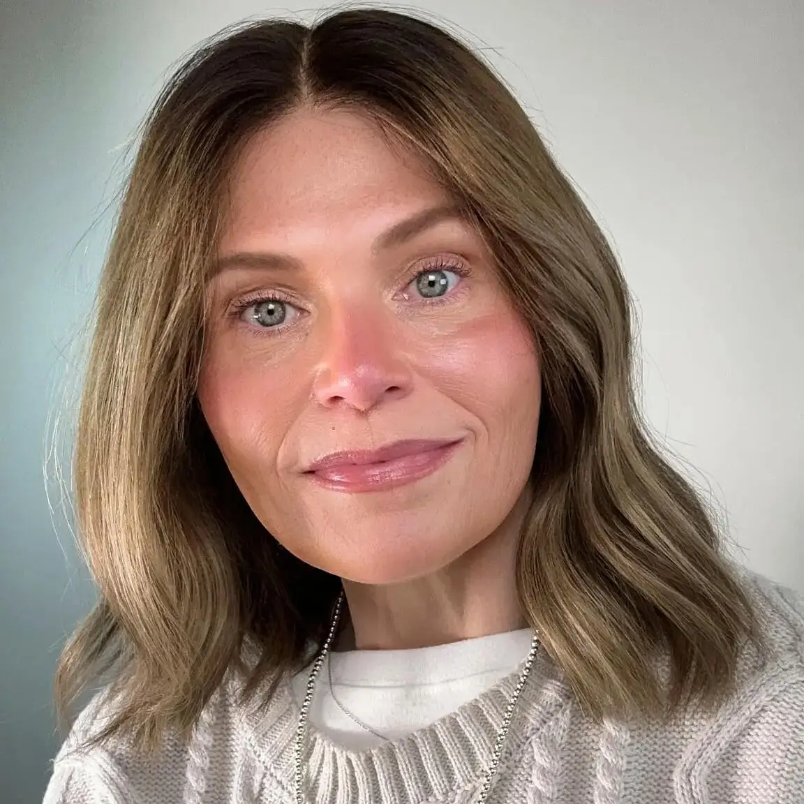 Shoulder Free Part Ombre Warm Blonde Shadow Roots Synthetic HD Lace Front Wig High Quality 13*4High Definition Wig Costume Woman