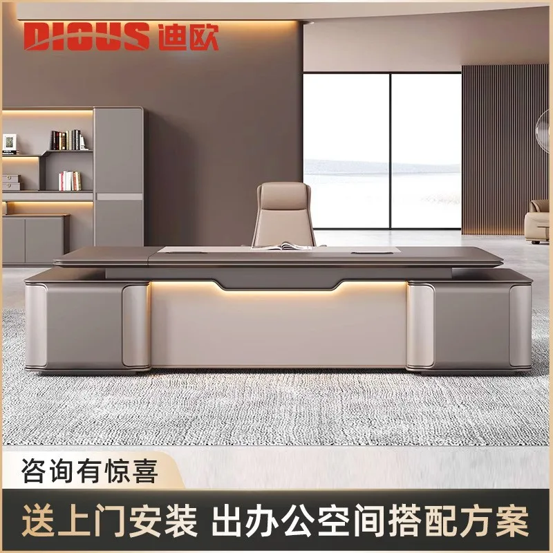 A mesa é mesas e cadeiras de escritório simples e atmosféricas, com um senso moderno de avançado. A mesa da cadeira e pr