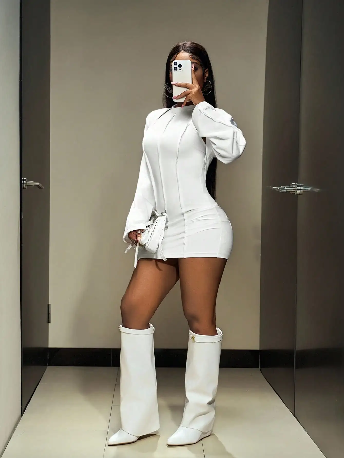 Conjunto de Vestido Mini Blanco de Manga Larga con Botas Altas y Bolso Cruzado con Tachuelas para Fiesta, Club, Halloween