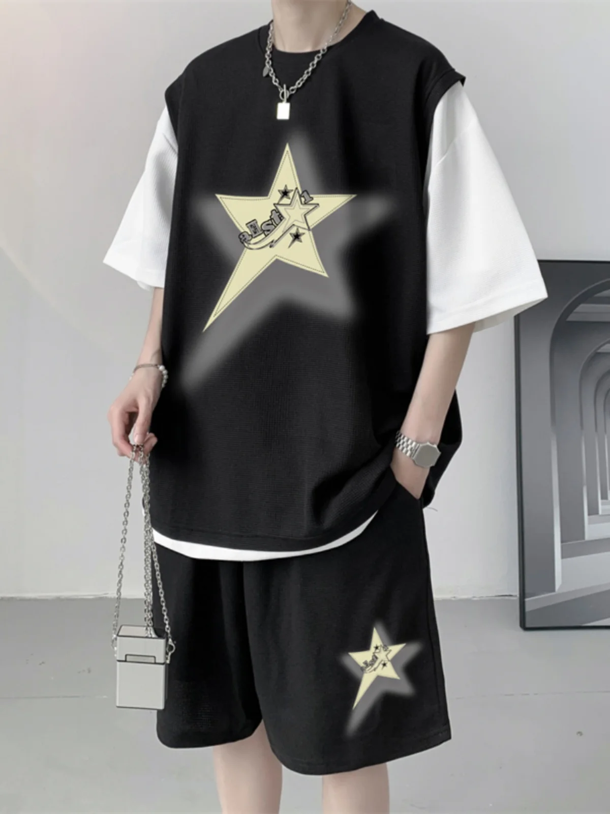 

Стильный летний спортивный костюм для мужчин: модный повседневный комплект из футболки с геометрическим принтом и шорт, дышащий, из двух предметов.