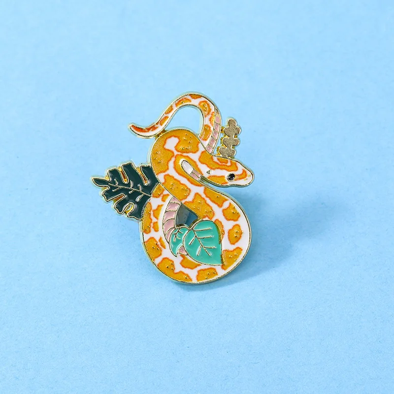 New Golden Snake Shape Brooch Metal Badge Oil Dropped Printed Pin for DIY Clothes Bags Hat Scarf T-shirt Jeans Decoration