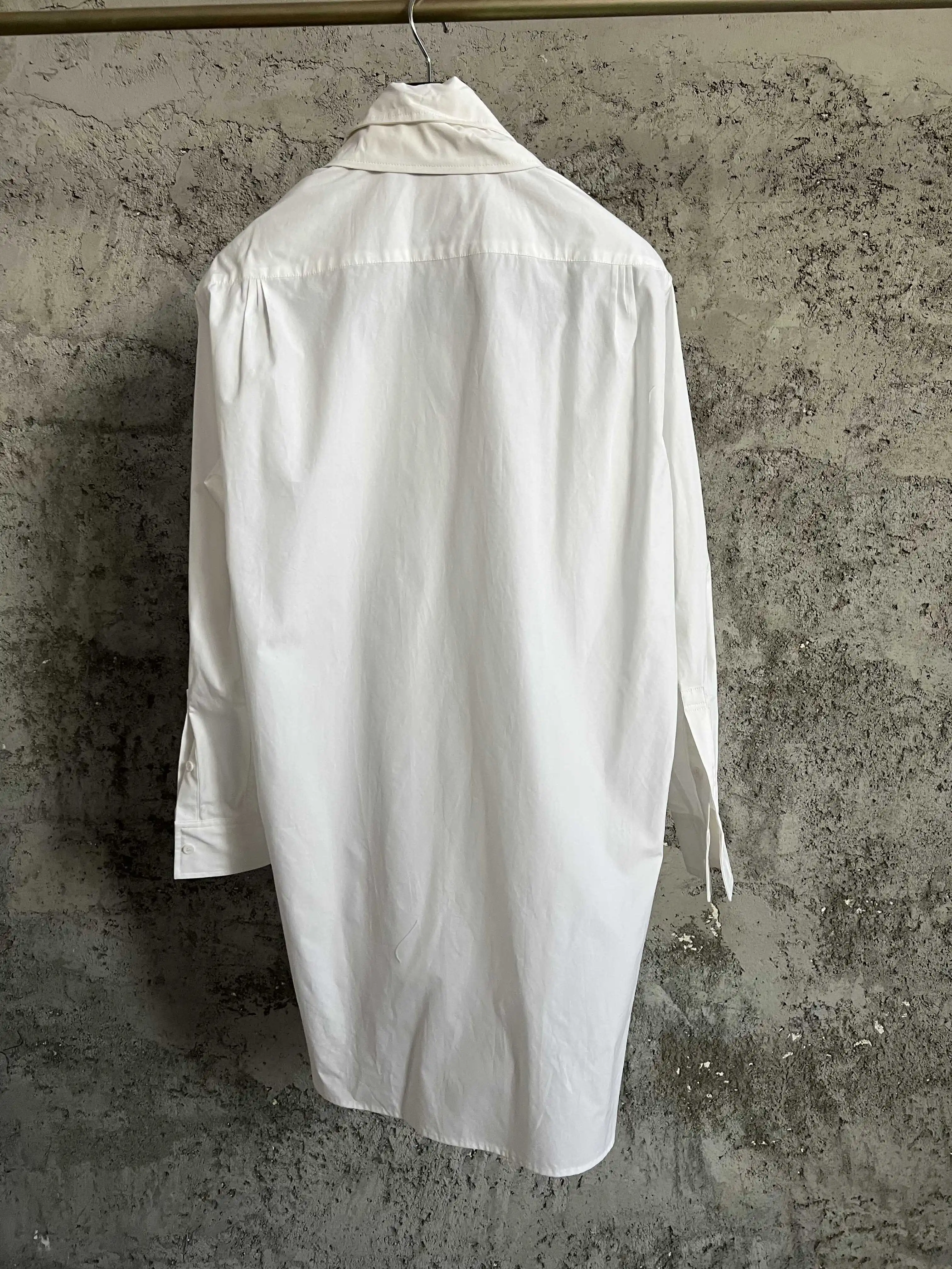 تصميم أصلي بياقة قابلة للفصل، قميص بألوان متباينة، تصميم قميص قطني بياقة غير متماثلة باللونين الأبيض والأسود