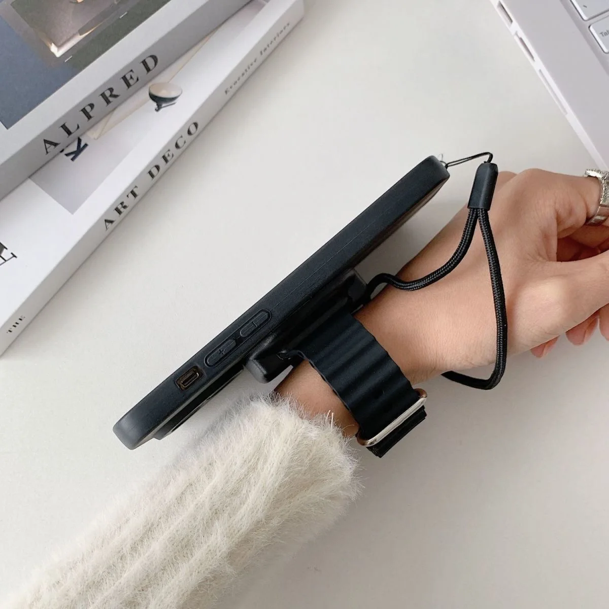 

New wrist phone holder releases dual hand magnetic suction for sports outdoor riders